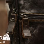 Túi đeo chéo nam da bò Contact 05 chi tiết nhỏ
