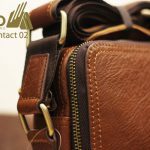 Túi đeo chéo nam da bò Contact 02 khóa và chi tiết nhỏ