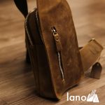 Túi da bò sáp cao cấp đeo chéo lưng cho nam TDL31 mặt sau