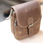 Túi đeo chéo nam kiểu dáng mini da bò sáp KT72 nghiêng