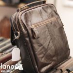 Túi đeo chéo nam mini da thật có quai xách KT76 mặt sau