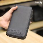 Ví cầm tay nam Lano khóa kéo lịch lãm nam tính VCTN027 trên tay