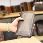 Ví cầm tay nam Lano khóa kéo lịch lãm nam tính VCTN027 trên tay