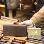 Ví nam cầm tay da bò Lano biểu tượng đầu trâu VCTN067 mặt sau