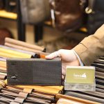 Ví nam cầm tay da bò Lano biểu tượng đầu trâu VCTN067 màu đen mặt trước