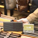 Ví nam cầm tay da bò Lano biểu tượng đầu trâu VCTN067 màu đen mặt sau