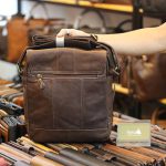 Túi da đeo chéo đựng iPad Lano thời trang cao cấp KT151 mặt sau