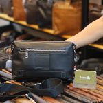 Túi da nam Lano đeo chéo có tay cầm KT155 mặt sau