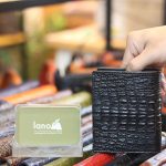 Ví da cá sấu xuất khẩu loại đứng nguyên con non 1 mặt VCSDNC09