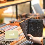 Vi da cá sấu nguyên con non đan viền 1 mặt dáng đứng Lano VCSDDV04
