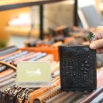 Vi da cá sấu nguyên con non đan viền 1 mặt dáng đứng Lano VCSDDV04