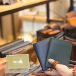 Ví da nam dáng đứng hàng thiết kế Lano mẫu mới 2022 VDNTK02