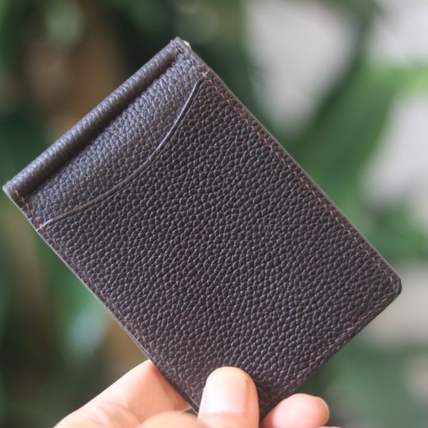 Ví kẹp tiền money clip lano VKT02 màu nâu trên tay