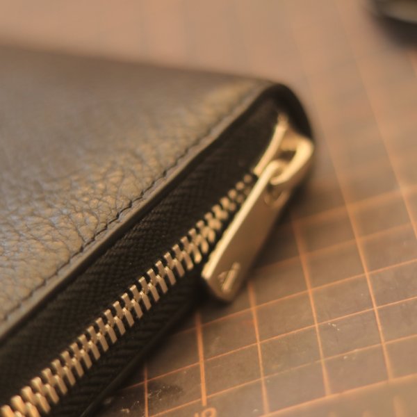 Ví cầm tay thiết kế da thật 1 khoá kéo thời trang lịch lãm Lano VCTK03 màu đen góc cạnh