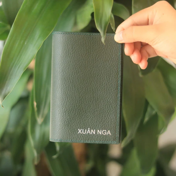 Bao ví da đựng hộ chiếu passport handmade khâu tay thủ công Lano VDP01 màu xanh trên tay