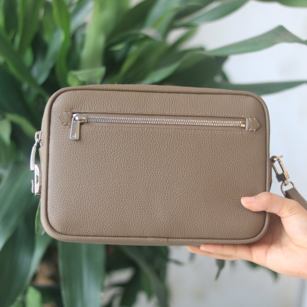 Túi clutch cầm tay da bò cao cấp khoá số bảo mật Lano CNTK022 màu eutope trên tay