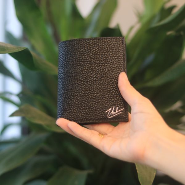 Ví nam nhỏ gọn tiện lợi da togo ngoại lano màu đen vdntk029 trên tay