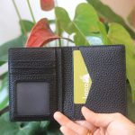 Ví da đựng thẻ handmade nhỏ gọn tiện lợi Lano VDNT11 trên tay