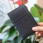 Ví đựng thẻ handmade thời trang sang trọng da bò cao cấp VDNT10 trên tay