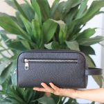 Clutch cầm tay da bò cao cấp handmade khâu tay thủ công Lano CLTK028 trên tay