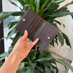 Ví da nam mini handmade gọn gàng sang trọng lano vdntk031 nâu cà phê trên tay