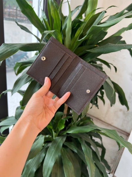 Ví da nam mini handmade gọn gàng sang trọng lano vdntk031 nâu cà phê trên tay