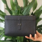 Clutch da bò cao cấp handmade khâu tay thủ công Lano CLTK029 trên tay