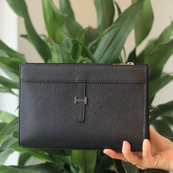 Clutch da bò cao cấp handmade khâu tay thủ công Lano CLTK029 trên tay