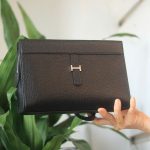 Clutch da bò cao cấp handmade khâu tay thủ công Lano CLTK029 trên tay 1