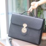 Cặp da công sở handmade khâu tay thủ công từ da bò nhập khẩu Lano CDH04 trên tay