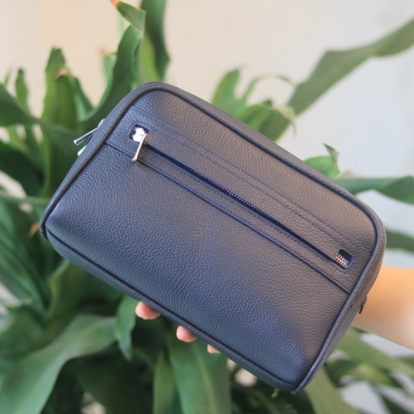 úi da clutch cầm tay handmade trẻ trung lịch lãm CLTK032 xanh navy trên tay