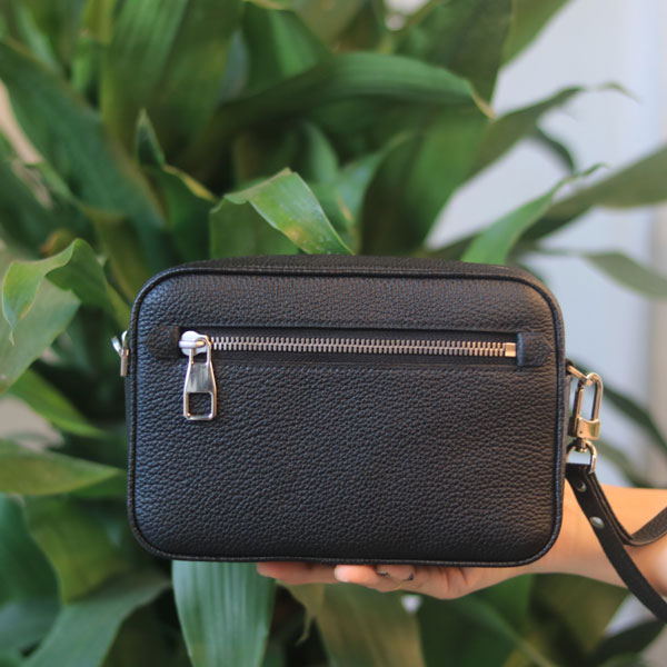 Túi clutch size 19 da togo Italia khâu tay thủ công Lano CLTK030 trên tay