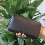 Ví da cầm tay handmade khâu tay thủ công Lano VCTK014 trên tay