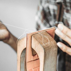 Khâu Tay Yên Ngựa (Saddle Stitch): Bí Quyết Tạo Nên Sự Bền Bỉ Vượt Thời Gian