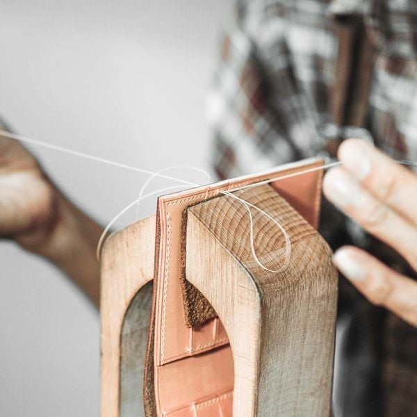 Khâu Tay Yên Ngựa (Saddle Stitch): Bí Quyết Tạo Nên Sự Bền Bỉ Vượt Thời Gian