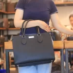 Túi Tote Da bò togo cao cấp Handmade Đựng Laptop 13inch Lano TDH012 trên tay