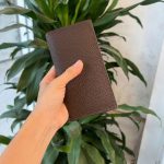 Ví cầm tay da bò togo cao cấp nhỏ gọn tiện lợi Lano VCTK018 trên tay