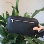 Túi da cầm tay kết hợp đeo chéo khâu tay thủ công da bò nappa Italia Lano TDH024 trên tay