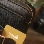Túi da đeo chéo handmade khâu tay thủ công khoá số Lano TDH023 góc nghiêng