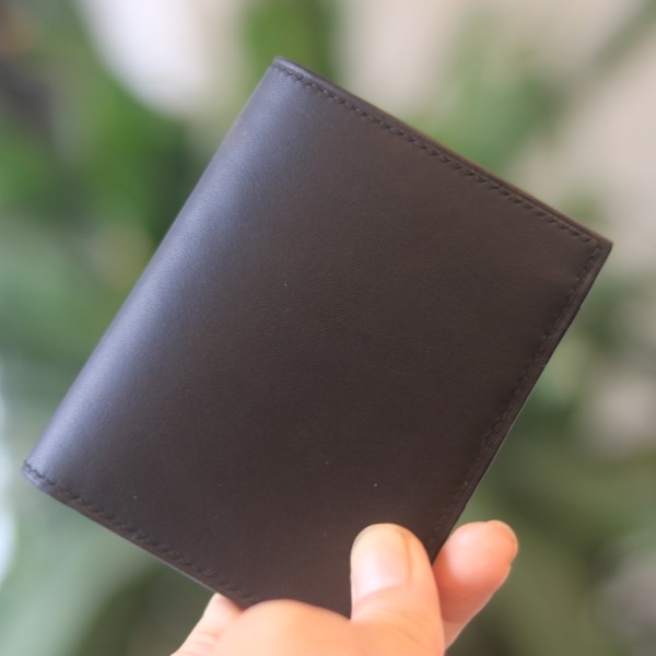 Ví da trơn basic handmade khâu tay thủ công lano VDNTK039 trên tay