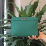 Clutch nam da bê Epsom Haas khâu tay cá nhân hoá Lano CLTK043 trên tay