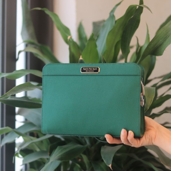 Clutch nam da bê Epsom Haas khâu tay cá nhân hoá Lano CLTK043 trên tay