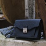 Clutch nam da bê togo Pháp khoá số Amiet khâu tay thủ công Lano CLTK040 góc nghiêng