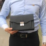 Clutch nam da bê togo Pháp khoá số Amiet khâu tay thủ công Lano CLTK040 trên tay
