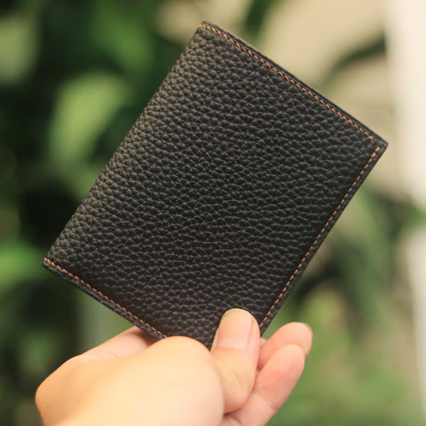 Đồ da handmade da thật với bề mặt chất liệu và đường khâu hoàn thiện thủ công