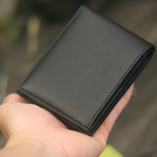 Ví da bò Vachetta handmade khâu tay có ngăn đựng xu Lano VDNTK040 trên tay