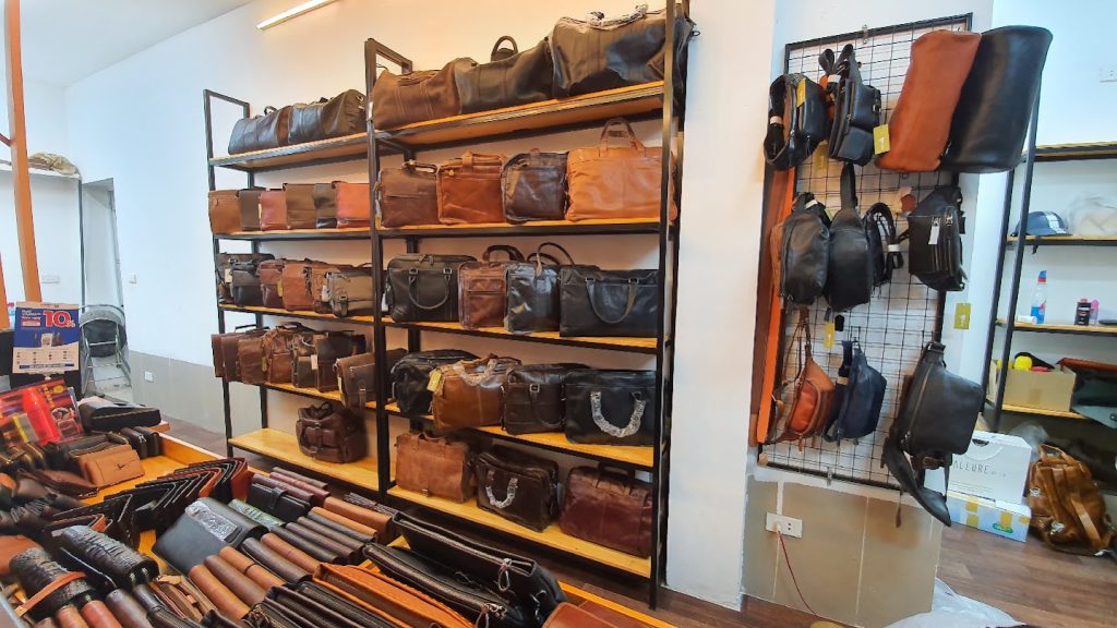 Không gian trưng bày đồ da handmade tại Lano