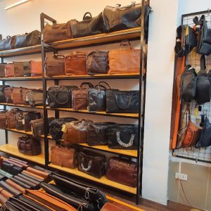 Không gian trưng bày đồ da handmade tại Lano
