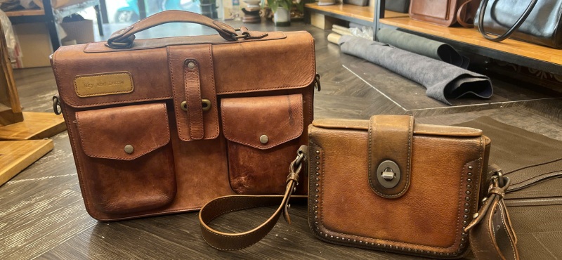 Một chiếc túi da handmade đã sử dụng nhiều năm nhưng vẫn giữ phom đẹp và patina tự nhiên