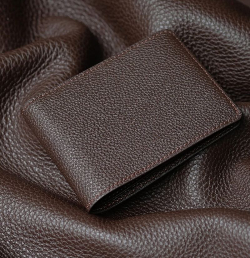 Cận cảnh tấm da Full Grain Leather sử dụng trong chế tác đồ da handmade